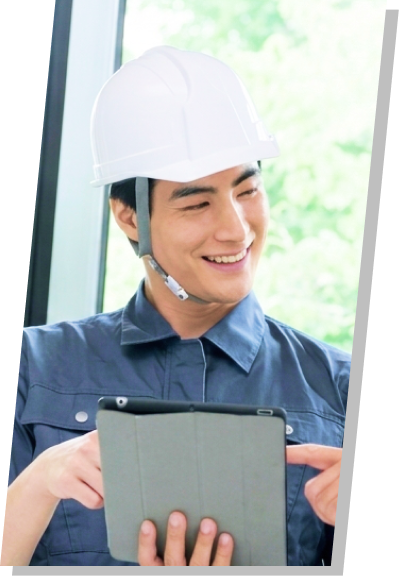 建設業界で笑顔で働く男性