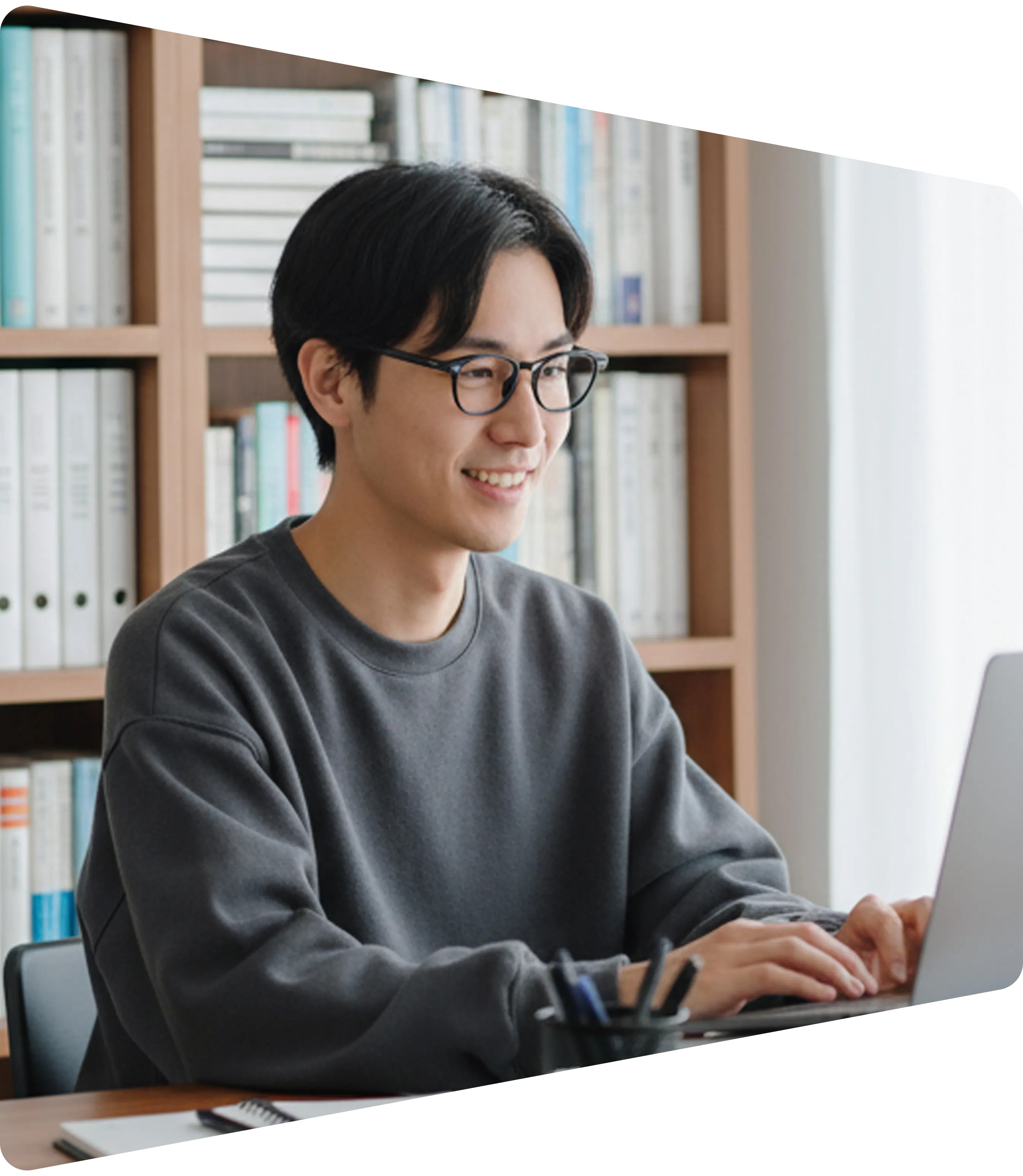 パソコンで作業するフリーランスの男性