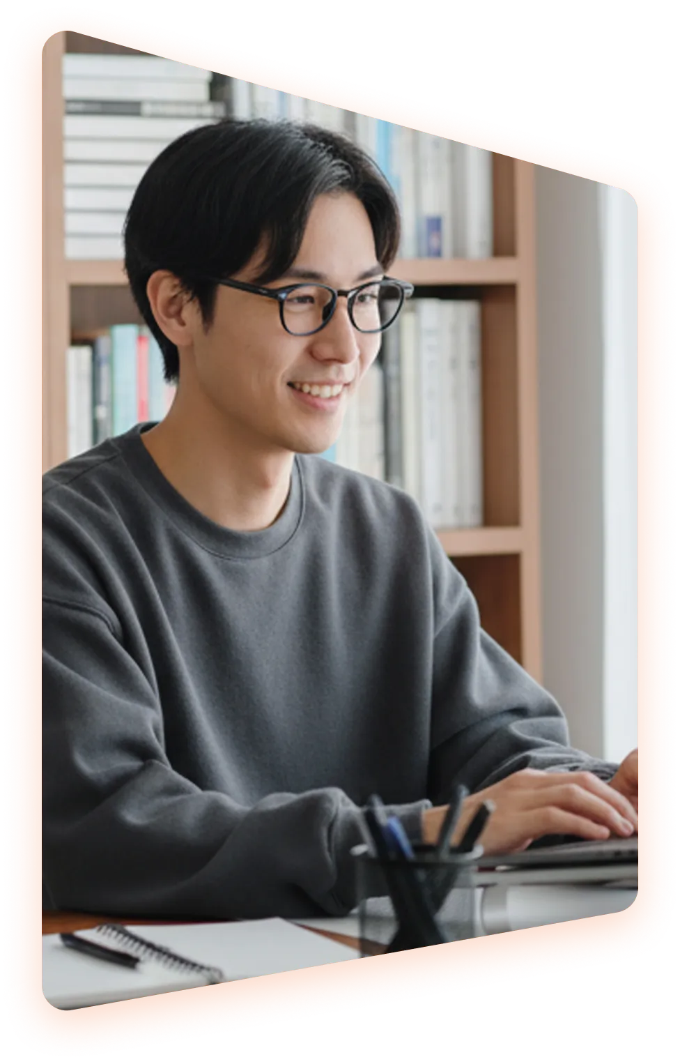パソコンで作業するフリーランスの男性