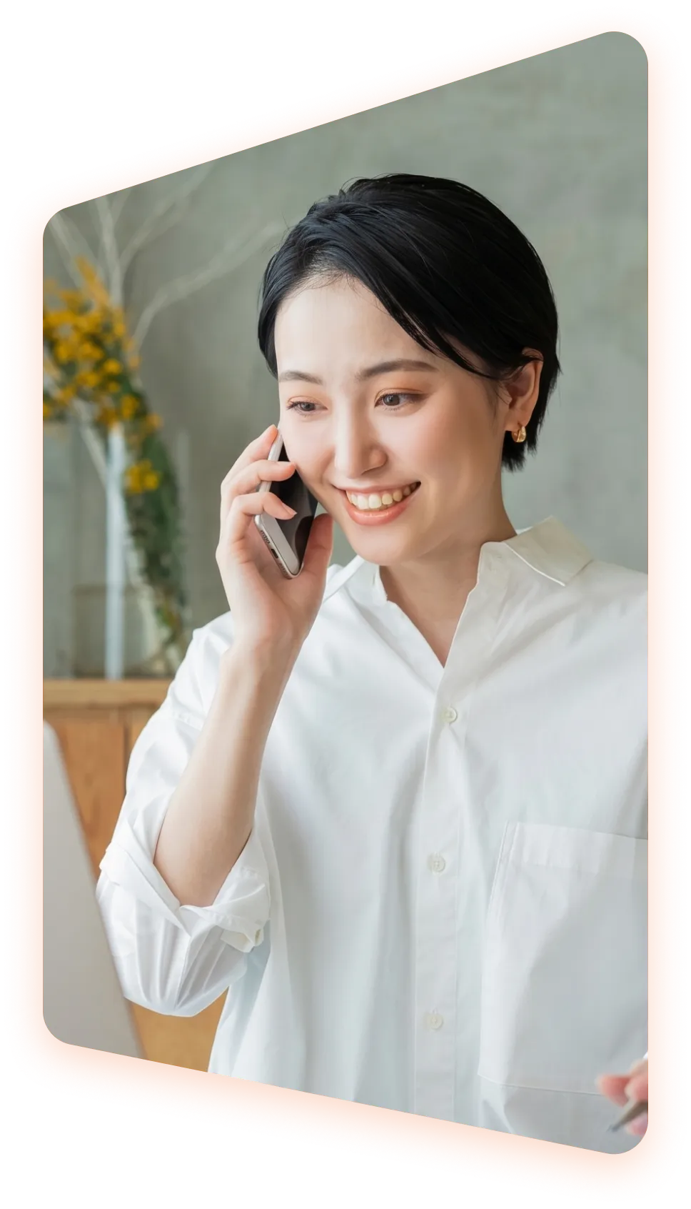 電話で案件相談をする女性